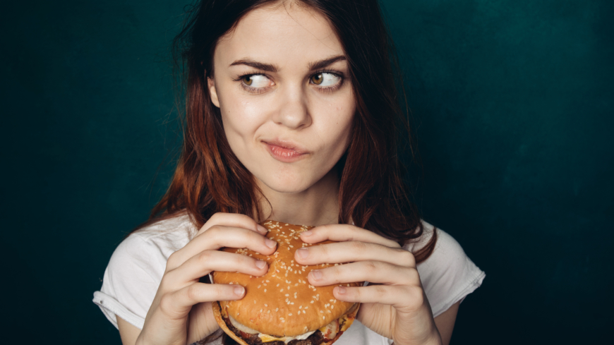 Var tredje svensk hoppar över lunchen någon gång i veckan, vanligtvis på grund av stress, särskilt hos kvinnor. Foto: Shutterstock